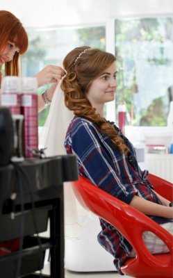 Ce recomandă specialiştii pentru vară: se poartă bretonul şi cocurile lejere